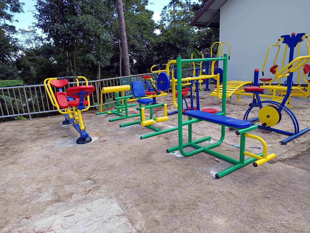 เครื่องออกกำลังกายกลางแจ้ง อบต.แม่ฟ้าหลวง อำเภอแม่ฟ้าหลวง จังหวัดเชียงราย